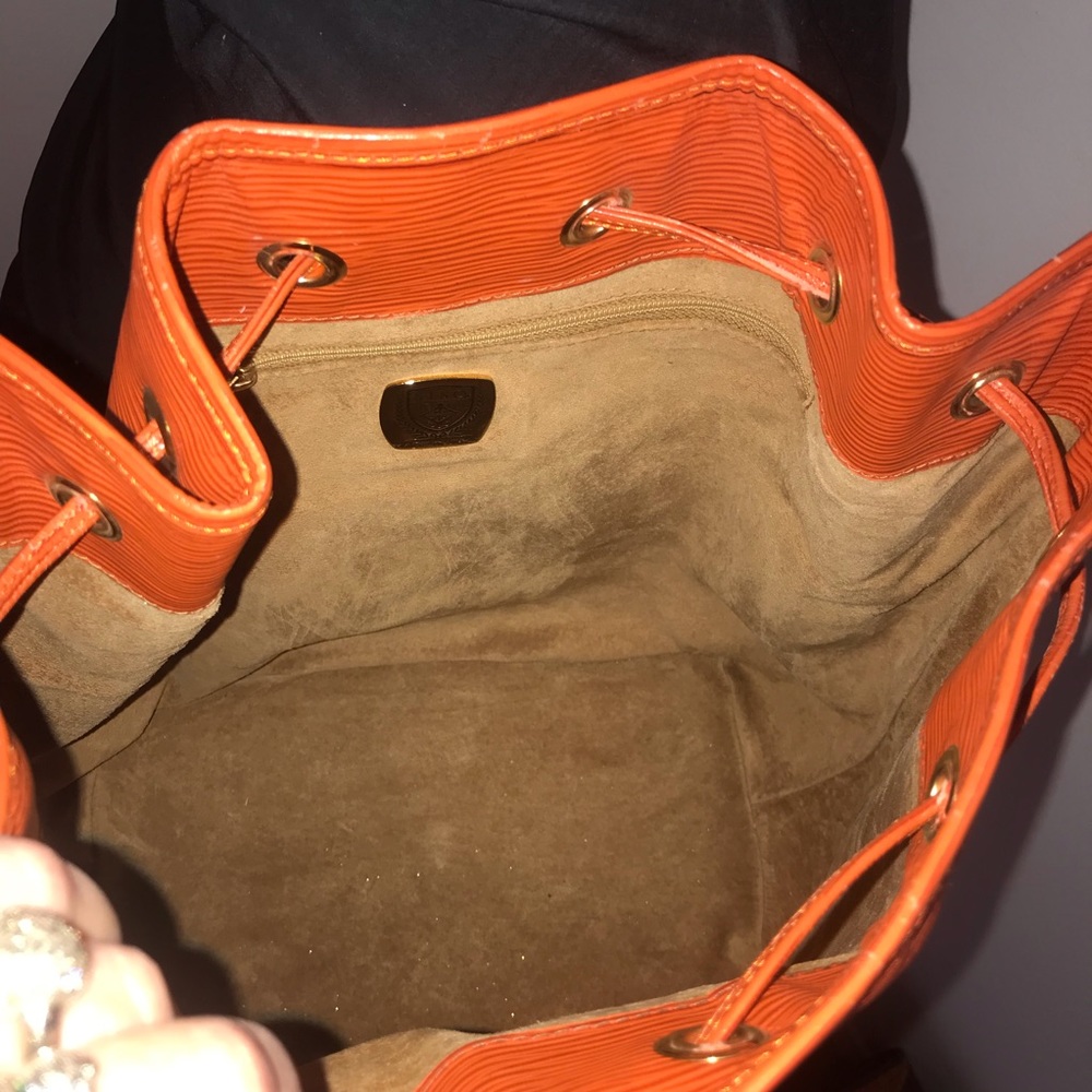 Spectacular vintage Siso epi leather orange drawstring bucket LARGE embo… - Picture 7 of 8